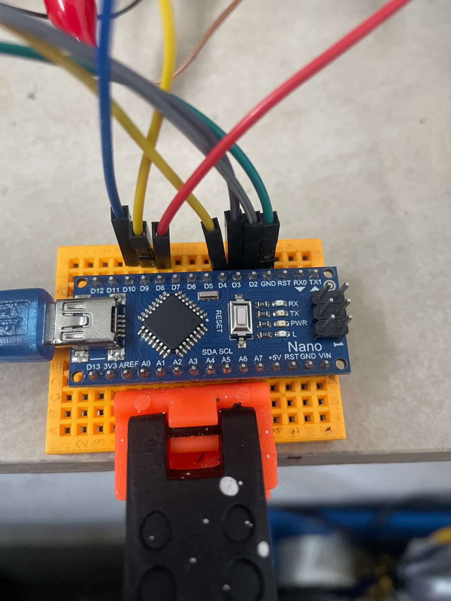 Arduino Nano cableado sobre una protoboard durante las primeras pruebas