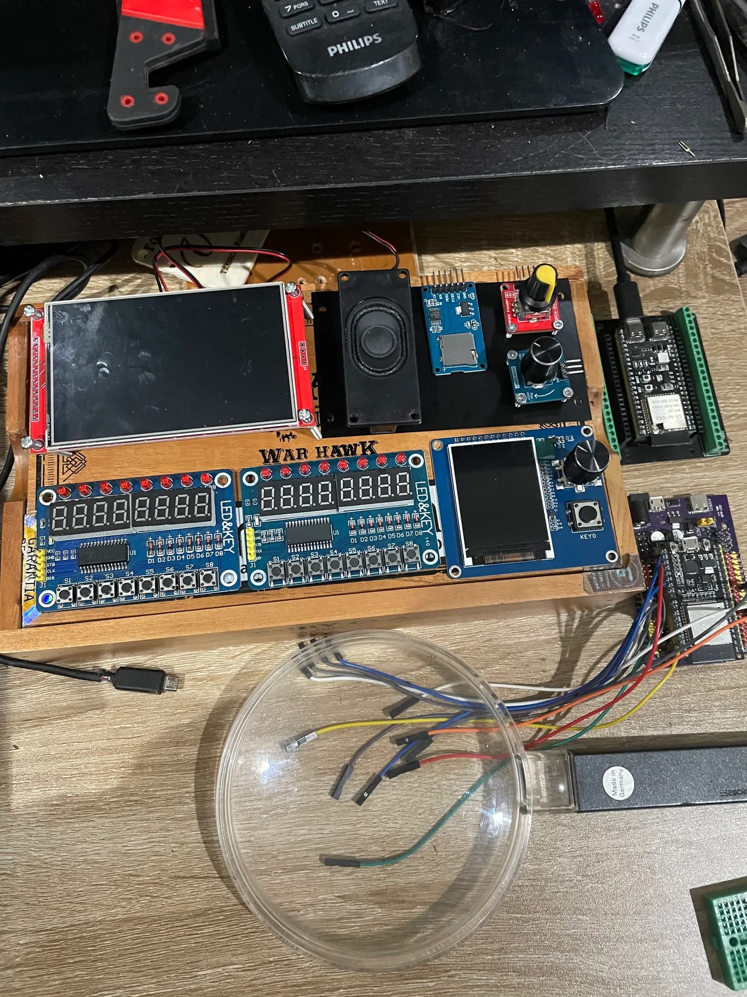 Mesa con pantallas, displays, módulos ESP32 y controles durante la definición de arquitectura