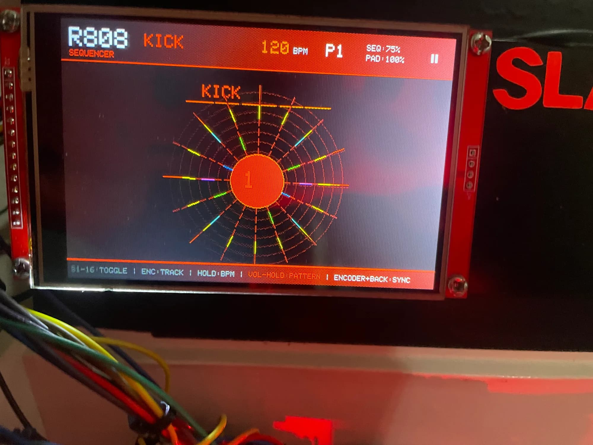 Secuenciador radial de dieciséis pasos en la pantalla RED808