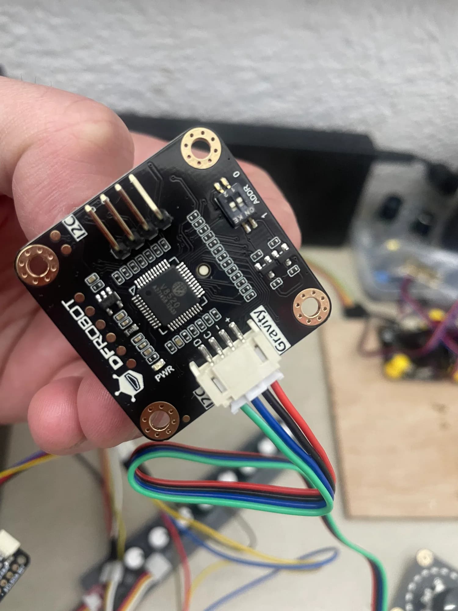 Módulo de control conectado durante pruebas de hardware