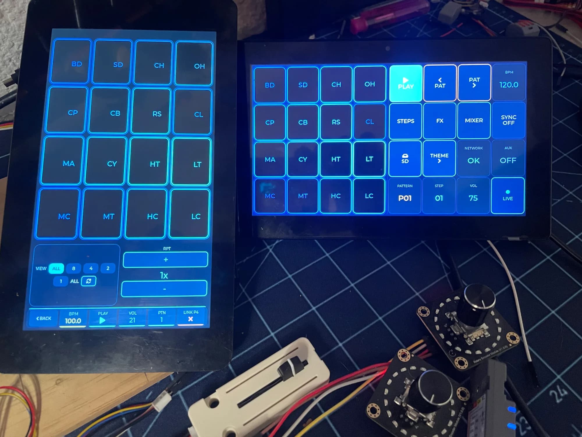 Dos superficies táctiles RED808 funcionando en paralelo