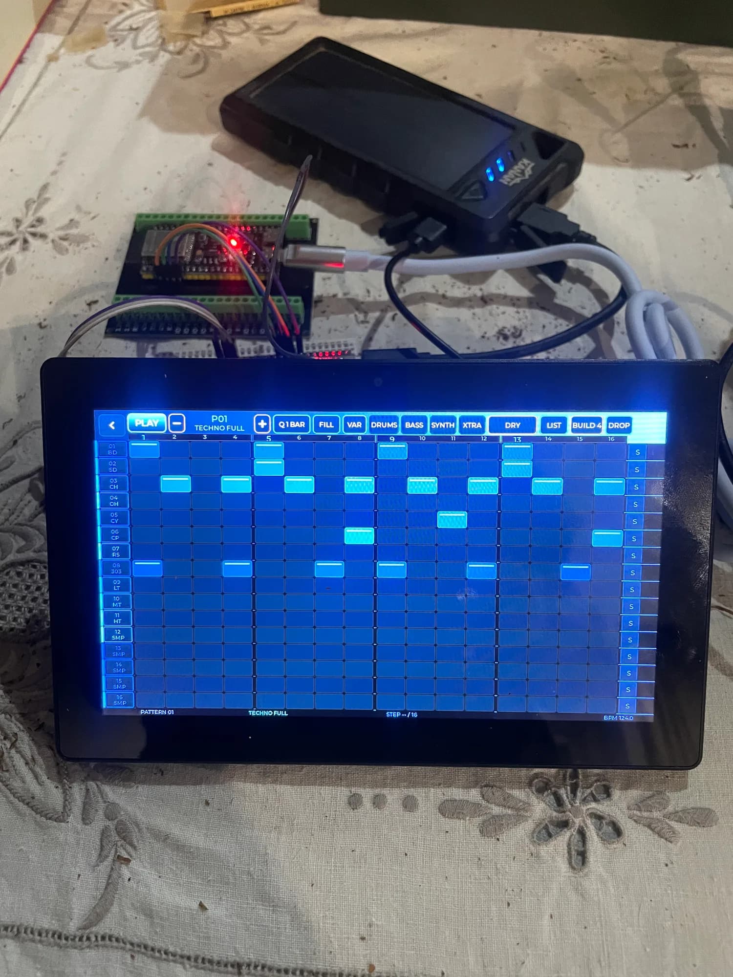 Secuenciador matricial de RED808 funcionando en una tableta