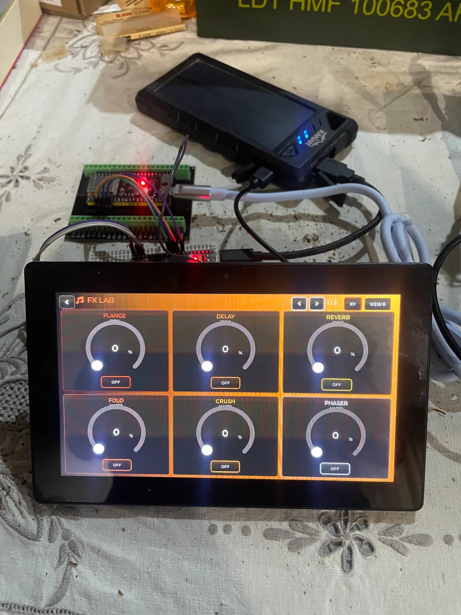 Pantalla FX Lab con controles de flange, delay, reverb, fold, crush y phaser