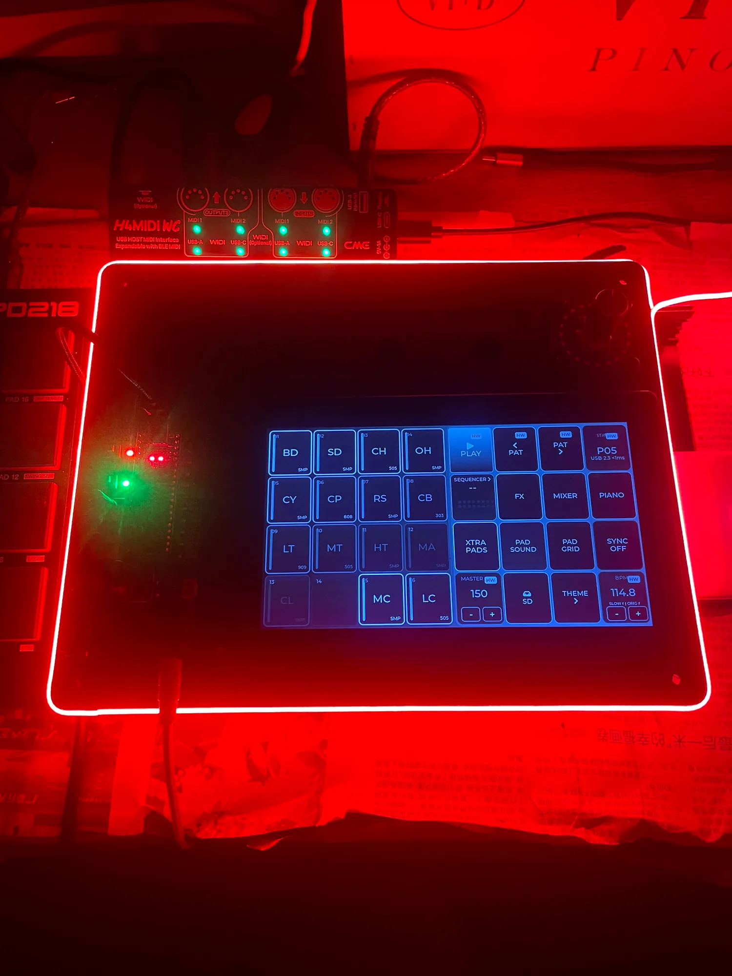 Unidad integrada con superficie táctil, MIDI y luz roja durante una sesión
