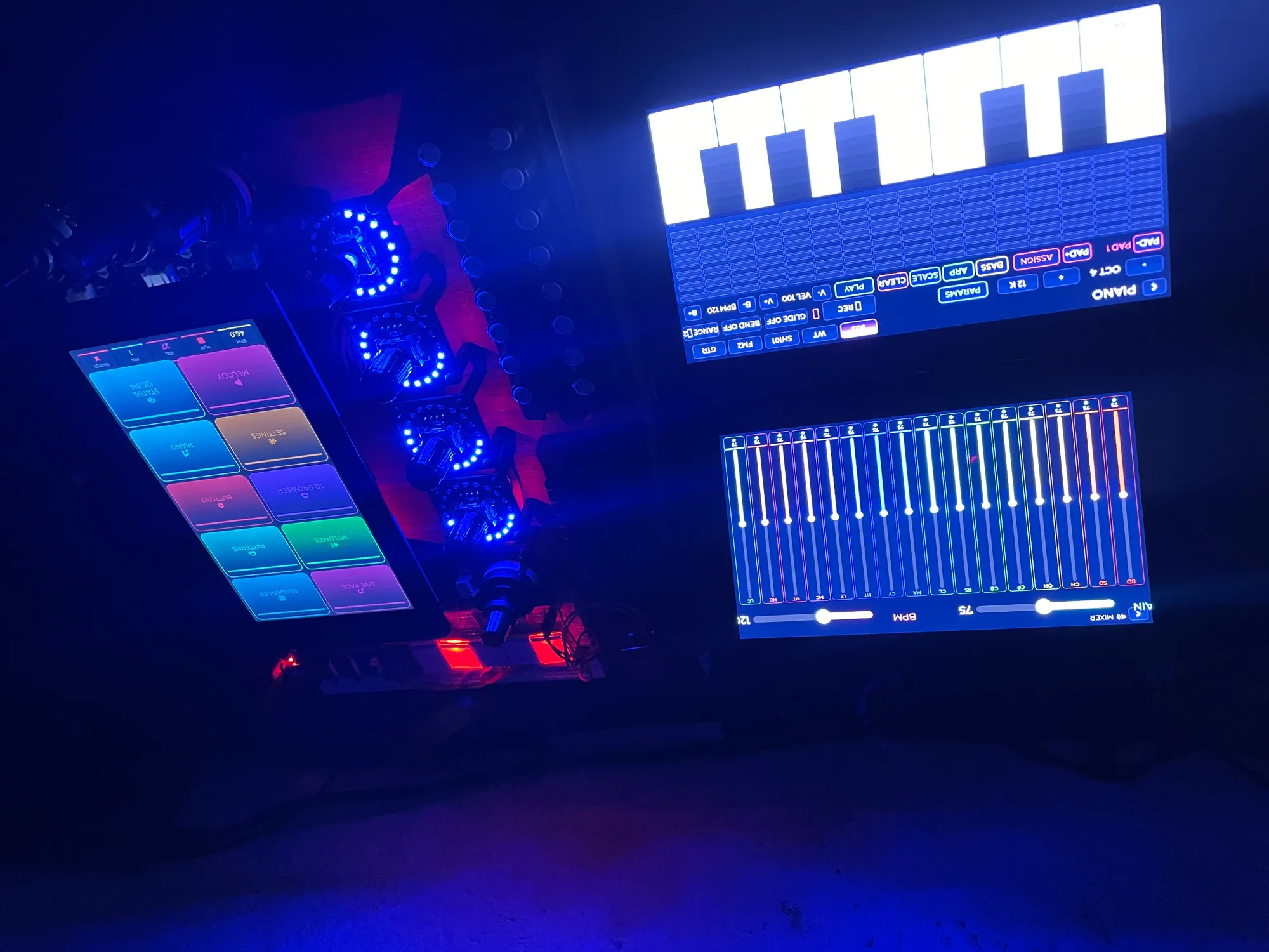 RED808 en funcionamiento: mixer de 16 canales, piano en pantalla y app web móvil con live pads