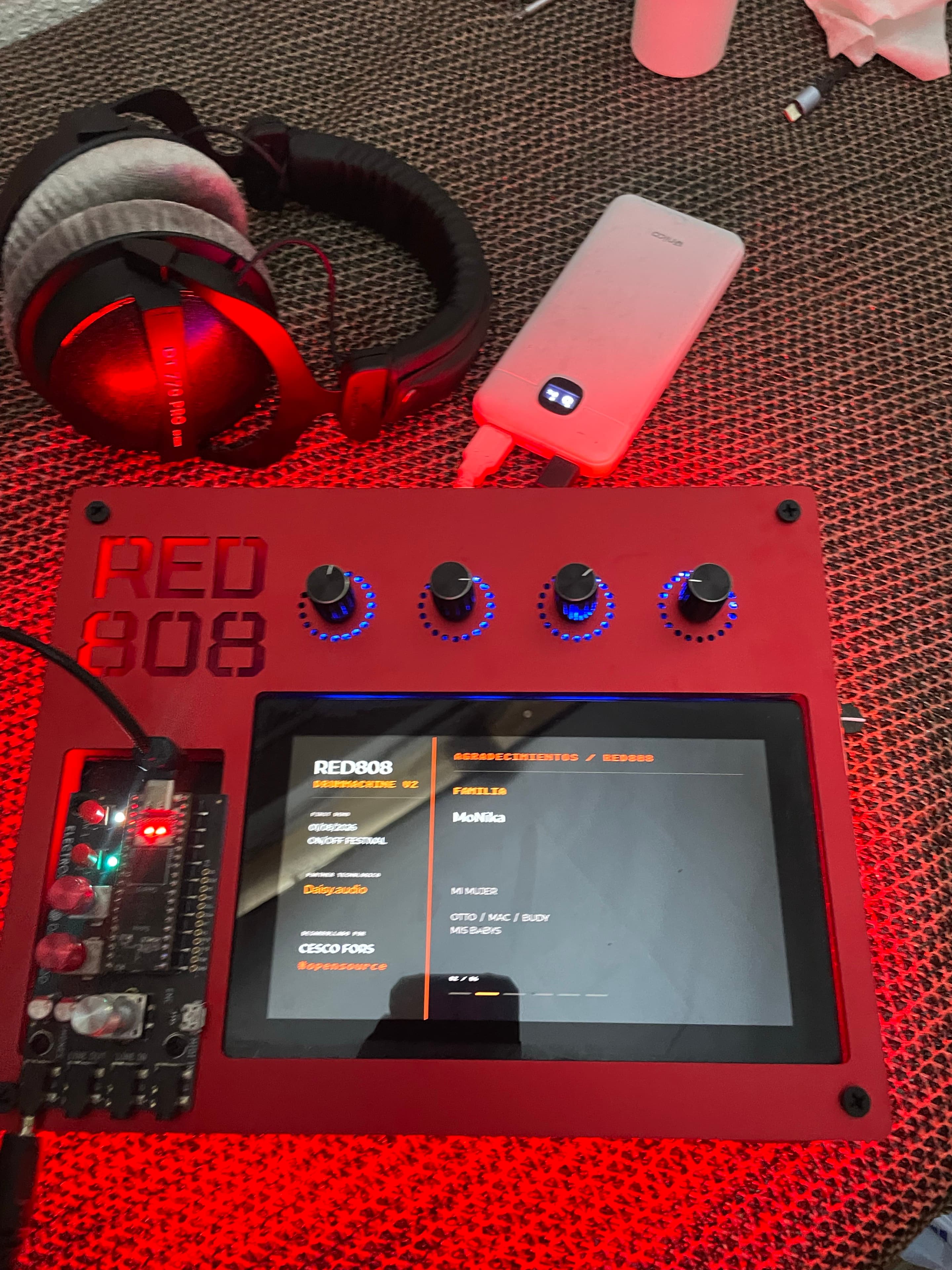 RED808 V2 mit mattroter Aluminium-Deckplatte. Echtes Foto des Instruments, September 2026.