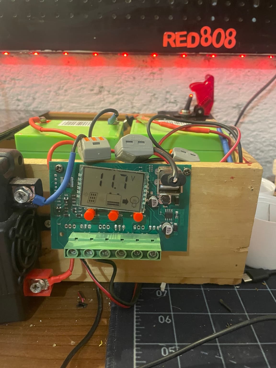 Foto des vorhandenen Solaraufbaus mit Regler und Batteriebank.